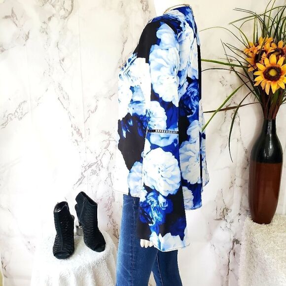 Calvin Klein gorgeous bell sleeve button front top - Picture 4 of 10